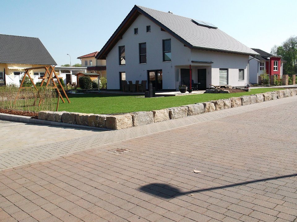 Fertige Außenanlage mit Pflaster, Rasen und Naturstein